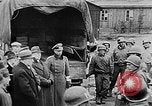 Standbild deutsche Bürger kz Deutschland, 1945, aus Sekunde 9 historischem Filmmaterial Videoclip 65675054792