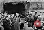 Standbild deutsche Bürger kz Deutschland, 1945, aus Sekunde 10 historischem Filmmaterial Videoclip 65675054792