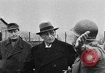 Standbild deutsche Bürger kz Deutschland, 1945, aus Sekunde 11 historischem Filmmaterial Videoclip 65675054792