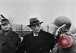 Standbild deutsche Bürger kz Deutschland, 1945, aus Sekunde 12 historischem Filmmaterial Videoclip 65675054792