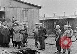 Standbild deutsche Bürger kz Deutschland, 1945, aus Sekunde 14 historischem Filmmaterial Videoclip 65675054792