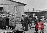Standbild deutsche Bürger kz Deutschland, 1945, aus Sekunde 15 historischem Filmmaterial Videoclip 65675054792