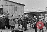 Standbild deutsche Bürger kz Deutschland, 1945, aus Sekunde 17 historischem Filmmaterial Videoclip 65675054792
