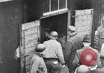 Standbild deutsche Bürger kz Deutschland, 1945, aus Sekunde 18 historischem Filmmaterial Videoclip 65675054792