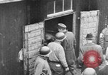 Standbild deutsche Bürger kz Deutschland, 1945, aus Sekunde 19 historischem Filmmaterial Videoclip 65675054792