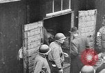 Standbild deutsche Bürger kz Deutschland, 1945, aus Sekunde 20 historischem Filmmaterial Videoclip 65675054792
