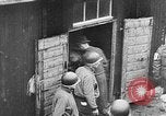 Standbild deutsche Bürger kz Deutschland, 1945, aus Sekunde 21 historischem Filmmaterial Videoclip 65675054792