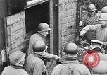 Standbild deutsche Bürger kz Deutschland, 1945, aus Sekunde 22 historischem Filmmaterial Videoclip 65675054792