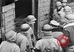 Standbild deutsche Bürger kz Deutschland, 1945, aus Sekunde 27 historischem Filmmaterial Videoclip 65675054792