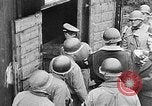 Standbild deutsche Bürger kz Deutschland, 1945, aus Sekunde 28 historischem Filmmaterial Videoclip 65675054792