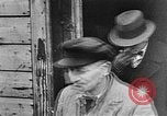 Standbild deutsche Bürger kz Deutschland, 1945, aus Sekunde 31 historischem Filmmaterial Videoclip 65675054792