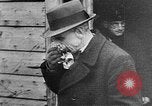 Standbild deutsche Bürger kz Deutschland, 1945, aus Sekunde 32 historischem Filmmaterial Videoclip 65675054792