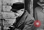 Standbild deutsche Bürger kz Deutschland, 1945, aus Sekunde 34 historischem Filmmaterial Videoclip 65675054792
