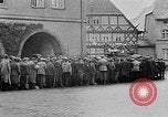 Standbild deutsche Bürger kz Deutschland, 1945, aus Sekunde 36 historischem Filmmaterial Videoclip 65675054792