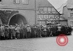 Standbild deutsche Bürger kz Deutschland, 1945, aus Sekunde 37 historischem Filmmaterial Videoclip 65675054792