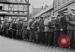 Standbild deutsche Bürger kz Deutschland, 1945, aus Sekunde 38 historischem Filmmaterial Videoclip 65675054792