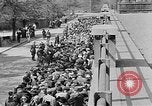 Standbild deutsche Bürger kz Deutschland, 1945, aus Sekunde 39 historischem Filmmaterial Videoclip 65675054792