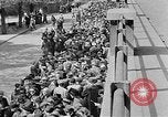 Standbild deutsche Bürger kz Deutschland, 1945, aus Sekunde 40 historischem Filmmaterial Videoclip 65675054792