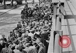 Standbild deutsche Bürger kz Deutschland, 1945, aus Sekunde 41 historischem Filmmaterial Videoclip 65675054792