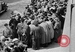 Standbild deutsche Bürger kz Deutschland, 1945, aus Sekunde 44 historischem Filmmaterial Videoclip 65675054792