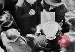 Standbild deutsche Bürger kz Deutschland, 1945, aus Sekunde 45 historischem Filmmaterial Videoclip 65675054792