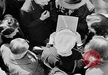 Standbild deutsche Bürger kz Deutschland, 1945, aus Sekunde 46 historischem Filmmaterial Videoclip 65675054792