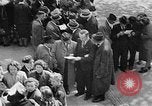 Standbild deutsche Bürger kz Deutschland, 1945, aus Sekunde 47 historischem Filmmaterial Videoclip 65675054792