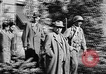 Standbild deutsche Bürger kz Deutschland, 1945, aus Sekunde 57 historischem Filmmaterial Videoclip 65675054792