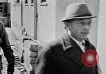 Standbild deutsche Bürger kz Deutschland, 1945, aus Sekunde 59 historischem Filmmaterial Videoclip 65675054792
