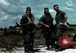 Standbild Pflege für amerikanische Soldaten Vietnam, 1967, aus Sekunde 34 historischem Filmmaterial Videoclip 65675054824