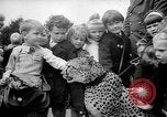 Standbild Whipsnade Zoo Whipsnade England, 1965, aus Sekunde 60 historischem Filmmaterial Videoclip 65675054828