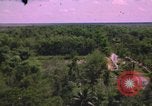 Standbild Dramatische Explosionen während der amerikanischen Luftangriffe im Vietnamkrieg Vietnam, 1965, aus Sekunde 1 historischem Filmmaterial Videoclip 65675054844