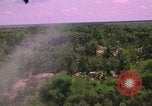 Standbild Dramatische Explosionen während der amerikanischen Luftangriffe im Vietnamkrieg Vietnam, 1965, aus Sekunde 3 historischem Filmmaterial Videoclip 65675054844