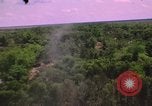 Standbild Dramatische Explosionen während der amerikanischen Luftangriffe im Vietnamkrieg Vietnam, 1965, aus Sekunde 4 historischem Filmmaterial Videoclip 65675054844