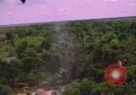 Standbild Dramatische Explosionen während der amerikanischen Luftangriffe im Vietnamkrieg Vietnam, 1965, aus Sekunde 5 historischem Filmmaterial Videoclip 65675054844