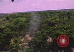 Standbild Dramatische Explosionen während der amerikanischen Luftangriffe im Vietnamkrieg Vietnam, 1965, aus Sekunde 6 historischem Filmmaterial Videoclip 65675054844