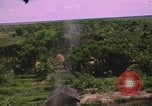 Standbild Dramatische Explosionen während der amerikanischen Luftangriffe im Vietnamkrieg Vietnam, 1965, aus Sekunde 7 historischem Filmmaterial Videoclip 65675054844