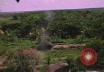 Standbild Dramatische Explosionen während der amerikanischen Luftangriffe im Vietnamkrieg Vietnam, 1965, aus Sekunde 8 historischem Filmmaterial Videoclip 65675054844