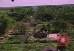 Standbild Dramatische Explosionen während der amerikanischen Luftangriffe im Vietnamkrieg Vietnam, 1965, aus Sekunde 9 historischem Filmmaterial Videoclip 65675054844