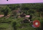 Standbild Dramatische Explosionen während der amerikanischen Luftangriffe im Vietnamkrieg Vietnam, 1965, aus Sekunde 10 historischem Filmmaterial Videoclip 65675054844