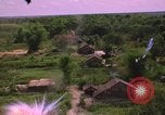 Standbild Dramatische Explosionen während der amerikanischen Luftangriffe im Vietnamkrieg Vietnam, 1965, aus Sekunde 11 historischem Filmmaterial Videoclip 65675054844