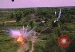 Standbild Dramatische Explosionen während der amerikanischen Luftangriffe im Vietnamkrieg Vietnam, 1965, aus Sekunde 12 historischem Filmmaterial Videoclip 65675054844