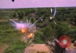 Standbild Dramatische Explosionen während der amerikanischen Luftangriffe im Vietnamkrieg Vietnam, 1965, aus Sekunde 13 historischem Filmmaterial Videoclip 65675054844