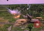 Standbild Dramatische Explosionen während der amerikanischen Luftangriffe im Vietnamkrieg Vietnam, 1965, aus Sekunde 14 historischem Filmmaterial Videoclip 65675054844