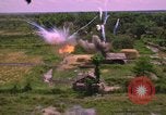 Standbild Dramatische Explosionen während der amerikanischen Luftangriffe im Vietnamkrieg Vietnam, 1965, aus Sekunde 15 historischem Filmmaterial Videoclip 65675054844