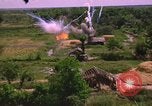 Standbild Dramatische Explosionen während der amerikanischen Luftangriffe im Vietnamkrieg Vietnam, 1965, aus Sekunde 16 historischem Filmmaterial Videoclip 65675054844
