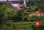 Standbild Dramatische Explosionen während der amerikanischen Luftangriffe im Vietnamkrieg Vietnam, 1965, aus Sekunde 17 historischem Filmmaterial Videoclip 65675054844