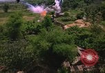 Standbild Dramatische Explosionen während der amerikanischen Luftangriffe im Vietnamkrieg Vietnam, 1965, aus Sekunde 18 historischem Filmmaterial Videoclip 65675054844