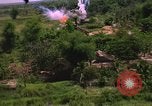 Standbild Dramatische Explosionen während der amerikanischen Luftangriffe im Vietnamkrieg Vietnam, 1965, aus Sekunde 19 historischem Filmmaterial Videoclip 65675054844