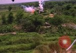 Standbild Dramatische Explosionen während der amerikanischen Luftangriffe im Vietnamkrieg Vietnam, 1965, aus Sekunde 20 historischem Filmmaterial Videoclip 65675054844